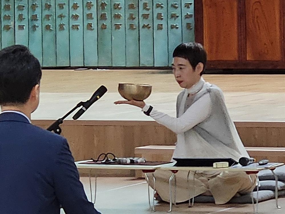 싱잉볼을 든 명상 진행